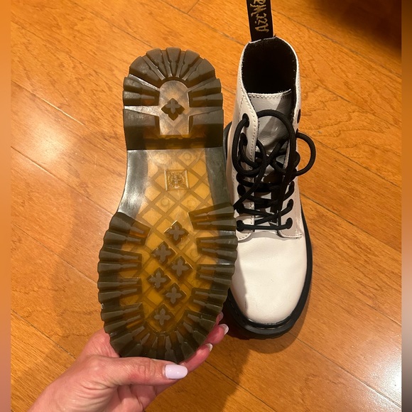 Dr. Martens Luana White Leather Lace Up Boots Size 6 Never Been Worn - Picture 8 of 10